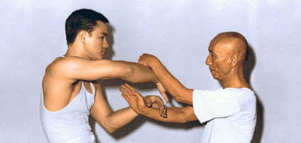  Bruce Lee im Chi-Sao Training mit Yip Man  
